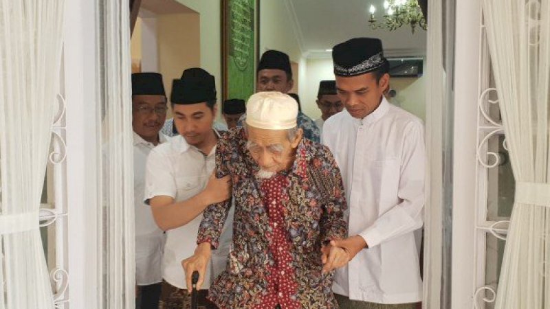 Ustaz Abdul Somad menuntun Kiai Maimoen Zubair, Sabtu (9/2/2019).