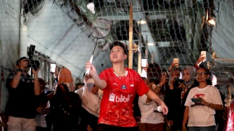 Liliyana Natsir main bulu tangkis dalam pesawat C-130 Hercules.