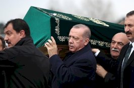 Presiden Erdogan Bantu Angkat Peti Mati Korban Apartemen Runtuh di Istanbul