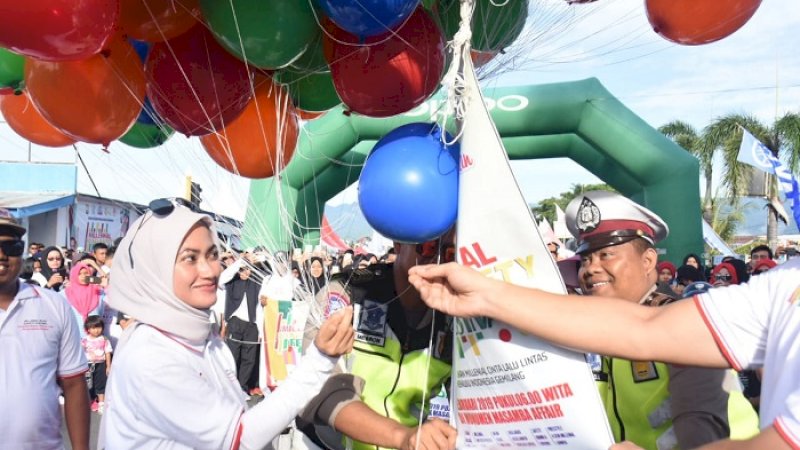 Bupati Luwu Utara Indah Putri Indriani melepas balon pada Milenial Road Safety Festival, Minggu (10/2/2019).