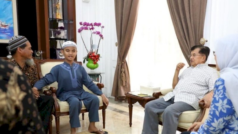 Wapres Jusuf Kalla menerima bocah tunanetra penghafal Alquran, Fahrul Amin di rumah dinas wapres, Minggu (10/2/2019). 