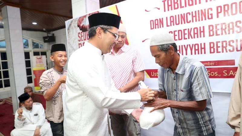 Wali Kota Makassar, Moh Ramdhan Pomanto menyerahkan sedekah beras kepada jemaah Masjid Mardhiyyah, Jalan Talasalapang 2 Makassar, Minggu (10/2/2019).