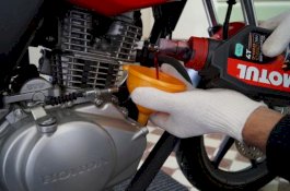 Ingat! Jangan Lakukan Kebiasaan Ini saat Ganti Oli Motor