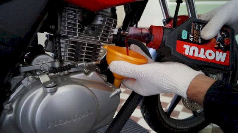 Ingat! Jangan Lakukan Kebiasaan Ini saat Ganti Oli Motor