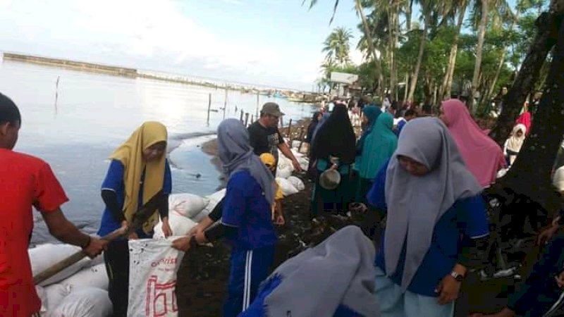 Cegah Abrasi, Warga Takalar Buat Tanggul Darurat