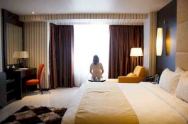 6 Etika Menginap di Hotel, Salah Satunya Jangan Pakai Sandal Hotel ke Luar Kamar