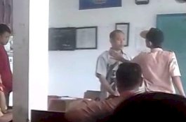 Hanya Bergaji Rp450 Ribu, Ini Kata-Kata Menyentuh Guru yang Ditantang Siswanya di Gresik
