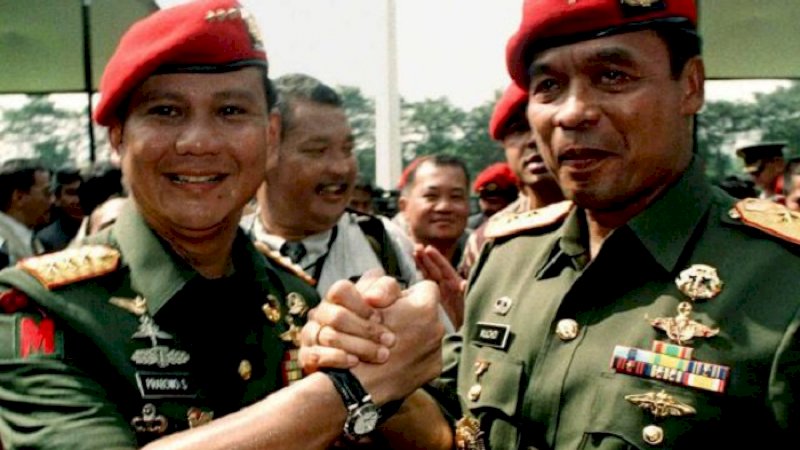 Muchdi Pr (kanan) bersama Prabowo Subianto saat masih sama-sama aktif di TNI. (FOTO: MERDEKA.COM)