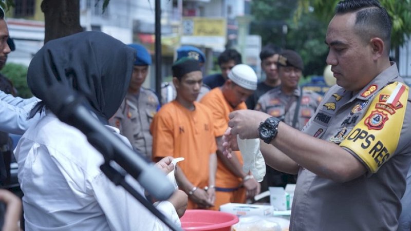 Kapolres Parepare, AKBP Pria Budi memimpin pemusnahan barang bukti narkoba, Senin (11/2/2019).