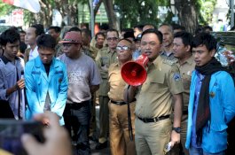 Jalan Kaki 100 Meter Temui Pengunjuk Rasa, Bupati Bantaeng: Silakan Lanjutkan