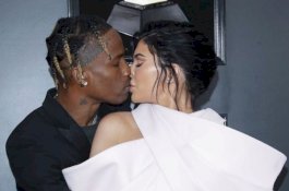 Kylie Jenner dan Travis Scott Berciuman di Sesi Foto Karpet Merah Grammy