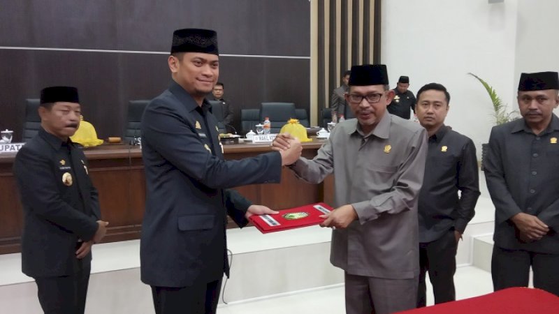 Bupati Gowa Adnan Purichta Ichsan menerima berita acara penetapan Perda Kepemudaan dari Ketua DPRD Gowa Andi Muhammad Ishak, Senin (11/2/2019).