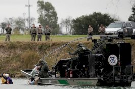 Patroli Perbatasan Selamatkan Bayi Basah Kuyup dari Rio Bravo yang Dingin