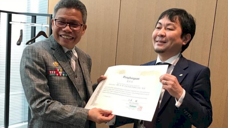 Wali Kota Parepare, HM Taufan Pawe saat menerima penghargaan dari perusahaan asal Jepang, Gakken.