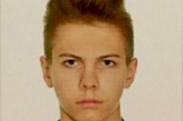 Sambil Tertawa Siswa Tikam Guru dan Teman, Seorang Tewas di Pelukan Ayahnya