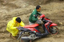 Tembus Medan Berat, Alumni SM-3T Bantu Korban Longsor