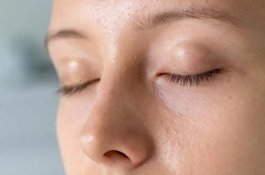 Saat Mengingat Kita Cenderung Menutup Mata, Ini Penjelasan Ilmiahnya