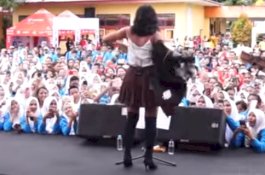 Buka Jaket di Depan Siswa SMA, Marion Jola Dihujat Habis-habisan