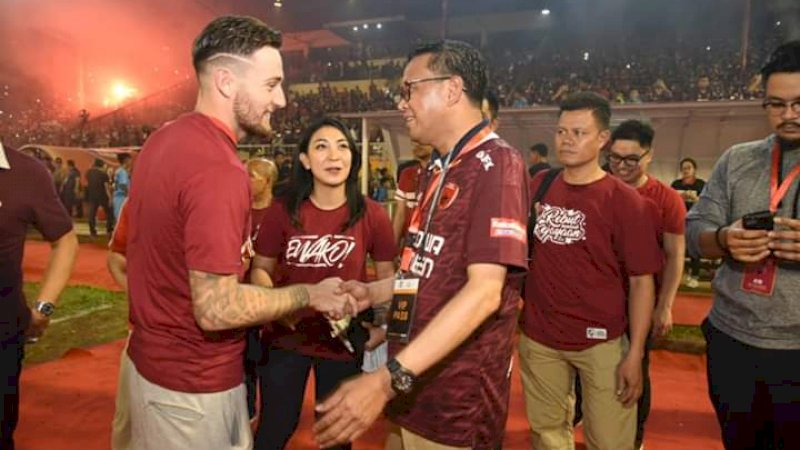 Gubernur Sulsel Nurdin Abdullah menyapa pemain PSM Marc Klok beberapa waktu lalu di Stadion Andi Mattalatta. 