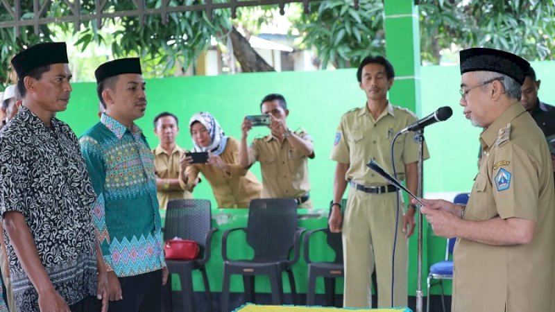 Wakil Bupati Bantaeng, Sahabuddin mengambil sumpah dan janji tiga anggota Badan Permusyawaratan Desa (BPD) Antarwaktu masa keanggotaan 2014-2020.