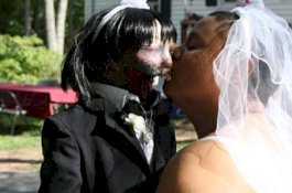 Jatuh Cinta Sejak 16 Tahun, Gadis 20 tahun Nikahi Boneka Zombie; 