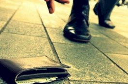 Temukan Uang di Jalan, Lebih Baik Ambil atau Biarkan?