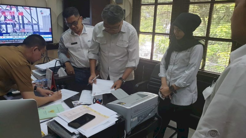 FT: PT Kallla Inti Karsa (KIK)resmi menyerahkan sertifikat Hak Pengelolaan Lahan (HPL) Pasar Niaga Daya pada Pemerintah Kota melalui PD Pasar Makassar Raya di Kantor Balaikota, Selasa,  (12/2/2019)