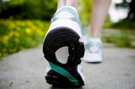 Coba Deh! Jalan Kaki Mundur Punya Banyak Manfaat untuk Kesehatan