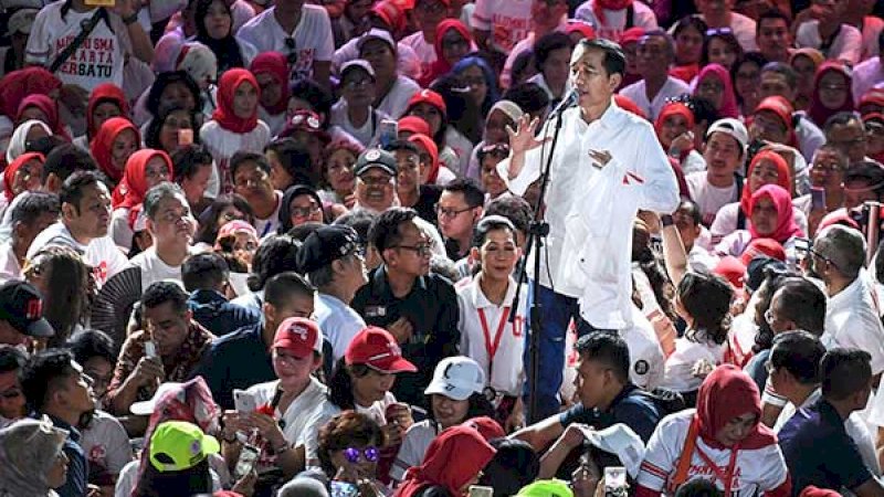 Presiden Jokowi saat menghadiri deklarasi dukungan alumni SMA se-DKI Jakarta di Istora Senayan, Jakarta, Minggu (10/2/2019). 