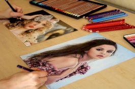 Hebat! Seniman ini Bisa Menggambar Dengan Dua Tangan Sekaligus