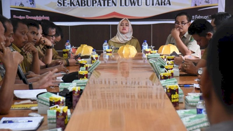 Bupati Luwu Utara Indah Putri Indriani saat menghadiri rakorcam.