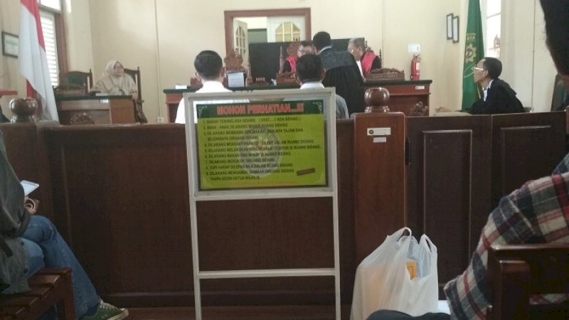 Dua mantan pejabat Pemkot Makassar menjalani sidang perdana di Pengadilan Tipikor Makassar, Selasa (12/2/2019).