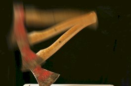 Nenek 80 Tahun Cincang Penjaga Rumah, Butuh 5 Polisi Buat Menangkapnya