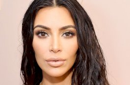Mengejutkan, Rahasia Kecantikan Kim Kardashian Ternyata Tidak Tersenyum