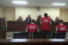 Bacakan Pleidoi, Istri Bos Abu Tours Menangis