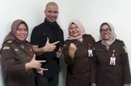 Jaksa Pose Dua Jari dengan Ahmad Dhani, Ini Kata Kajati Jatim