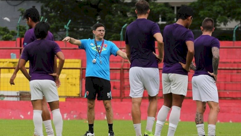 Pelatih PSM Makassar, Darije Kalezic, saat memimpin latihan tim di Stadion Andi Mattalatta, Rabu (13/2/2019). (Foto: Arfa Ramlan/Rakyatku.com)