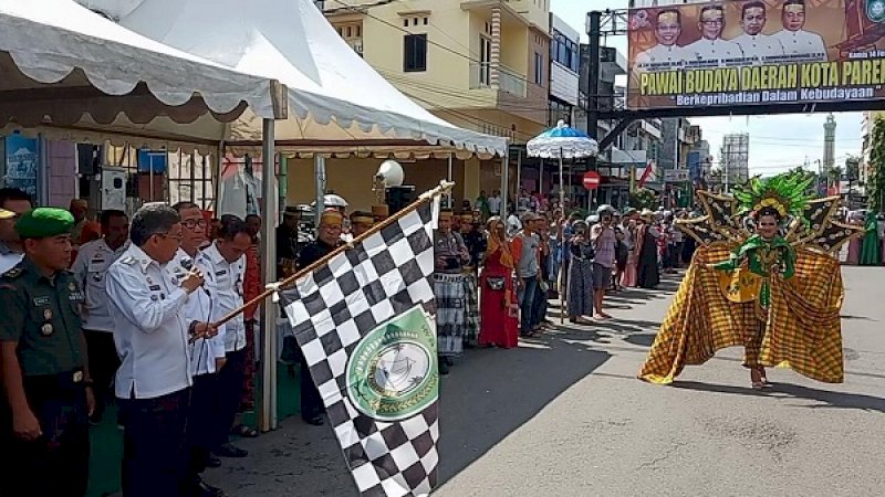 Wali Kota Parepare, Taufan Pawe, melepas pawai budaya daerah rangkaian hari ulang tahun (HUT) ke-59 Parepare, Kamis (14/2/2019).