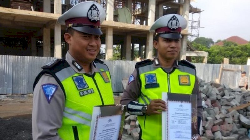 Dua polisi yang menilang Adi Saputra (21), pelanggar lalu lintas yang membanting sepeda motornya di Jalan Letnan Soetopo, BSD, pada Kamis (7/2/2019).