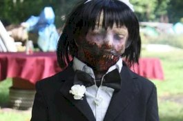 Gadis 20 Tahun Menikahi Boneka Zombie, 