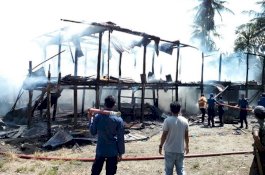 Dua Rumah Panggung Terbakar, Pemiliknya Seorang Nenek Buta