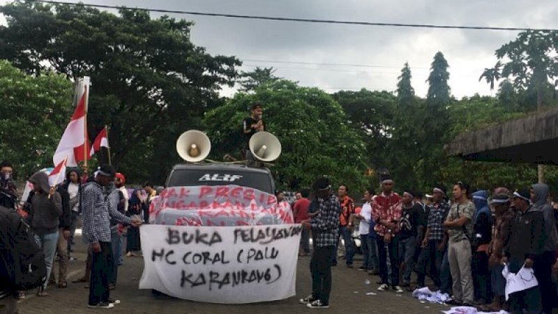 Aksi unjuk rasa di depan Kantor Balai Besar Karantina Ikan Pengendalian Mutu dan Pengamanan Hasil Perikanan (BKIPM), Jalan Bandara Baru, Jumat (15/2/2019).