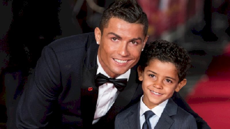 Cristiano Ronaldo bersama sang anak, Cristiano Ronaldo Jr. (Foto: Hola USA)