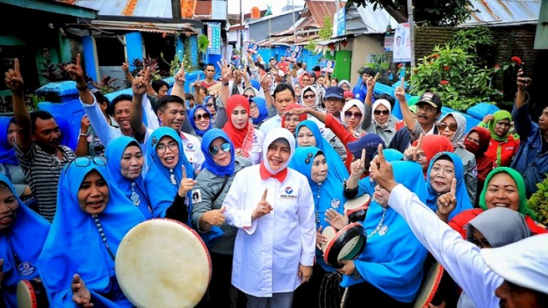 Indira Yusuf Ismail bersama warga di Kecamatan Maccini