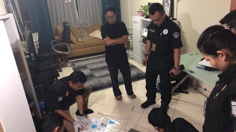 Suasana penggeledahan terhadap apartemen Joko yang ada di Apartemen Taman Rasuna, tower 9 lantai 18 unit 0918 C, Jalan Taman Rasuna Selatan, Menteng Atas, Setiabudi, Jakarta Selatan.