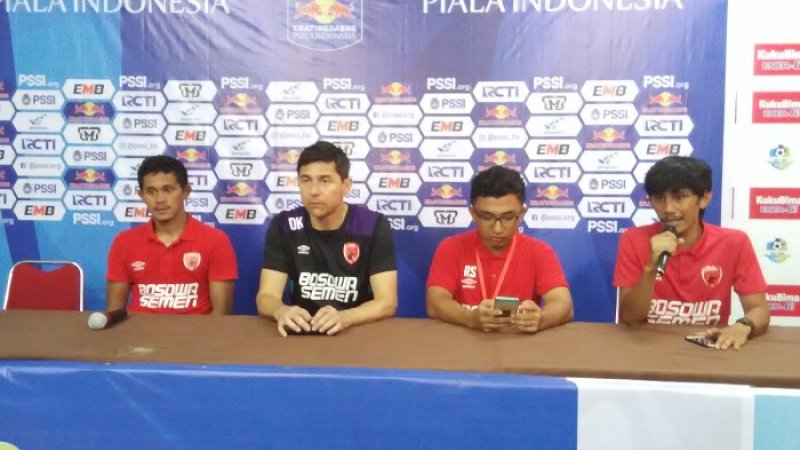  Pelatih PSM, Darije Kalezic (kedua kanan) pada sesi konferensi pers.