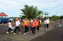 Lepas Jalan Sehat, Wawali Tekankan Peran Serta Komunitas Dalam Pembangunan