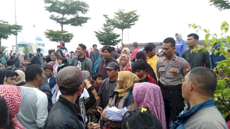 Dinas Sosial Kota Makassar menjemput berkas warga di kawasan car free day Anjungan Pantai Losari, Jalan Penghibur Makassar, Minggu (17/2/2019).