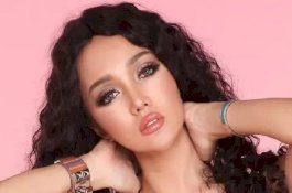 Ups...Lucinta Luna Keceplosan Sering Salat Jumat