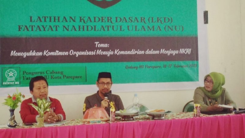 Ketua Komite Tetap UKM Kamar Dagang Indonesia (Kadin) Sulsel, H Rusdi Hidayat Jufri (tengah) memotivasi kader Fatayat Nahdlatul Ulama (NU) Parepare, Minggu (17/2/2019).